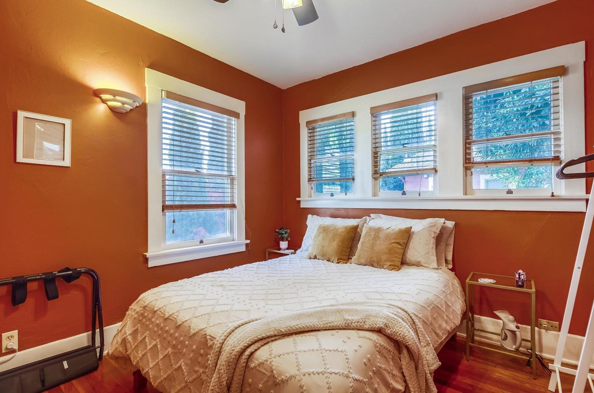 Sunny Golden Hill Home! Pet Friendly, Near Dt, Fully Stocked! San Diego
