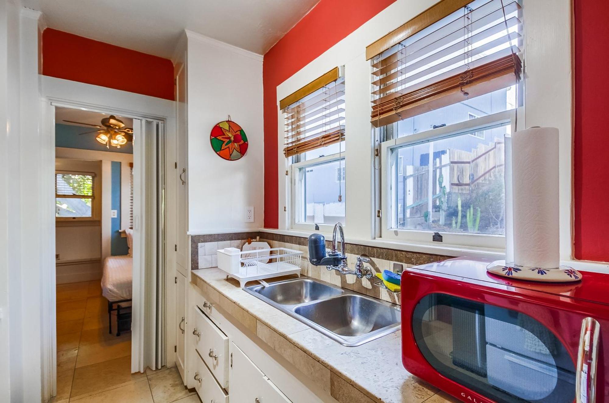 Holiday home Sunny Golden Hill Home! Pet Friendly, Near Dt, Fully Stocked!