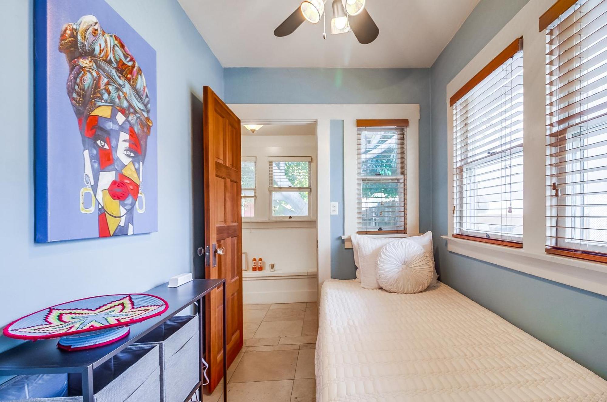 Holiday home Sunny Golden Hill Home! Pet Friendly, Near Dt, Fully Stocked! *
