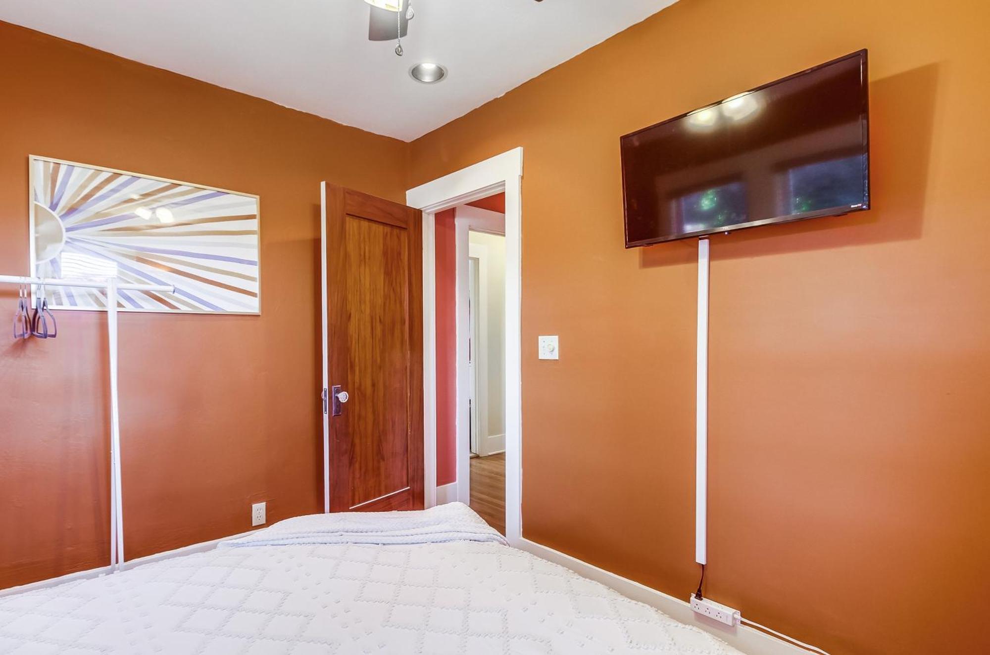 Sunny Golden Hill Home! Pet Friendly, Near Dt, Fully Stocked! * San Diego